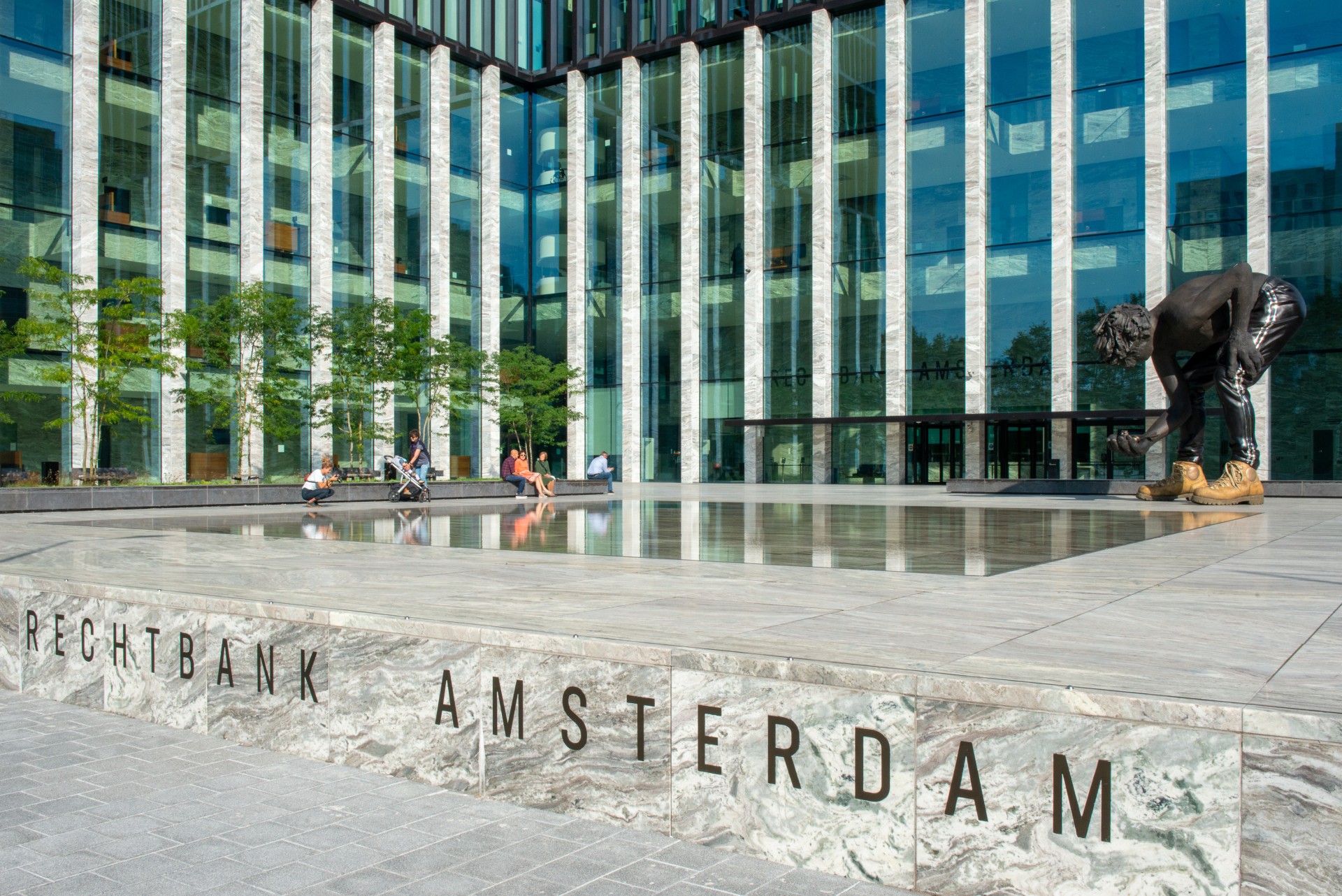 Rechtbank Amsterdam, voorplein waterspiegel, fontein, rechtbank, plein, architect, landschap, maatwerk, natuursteen