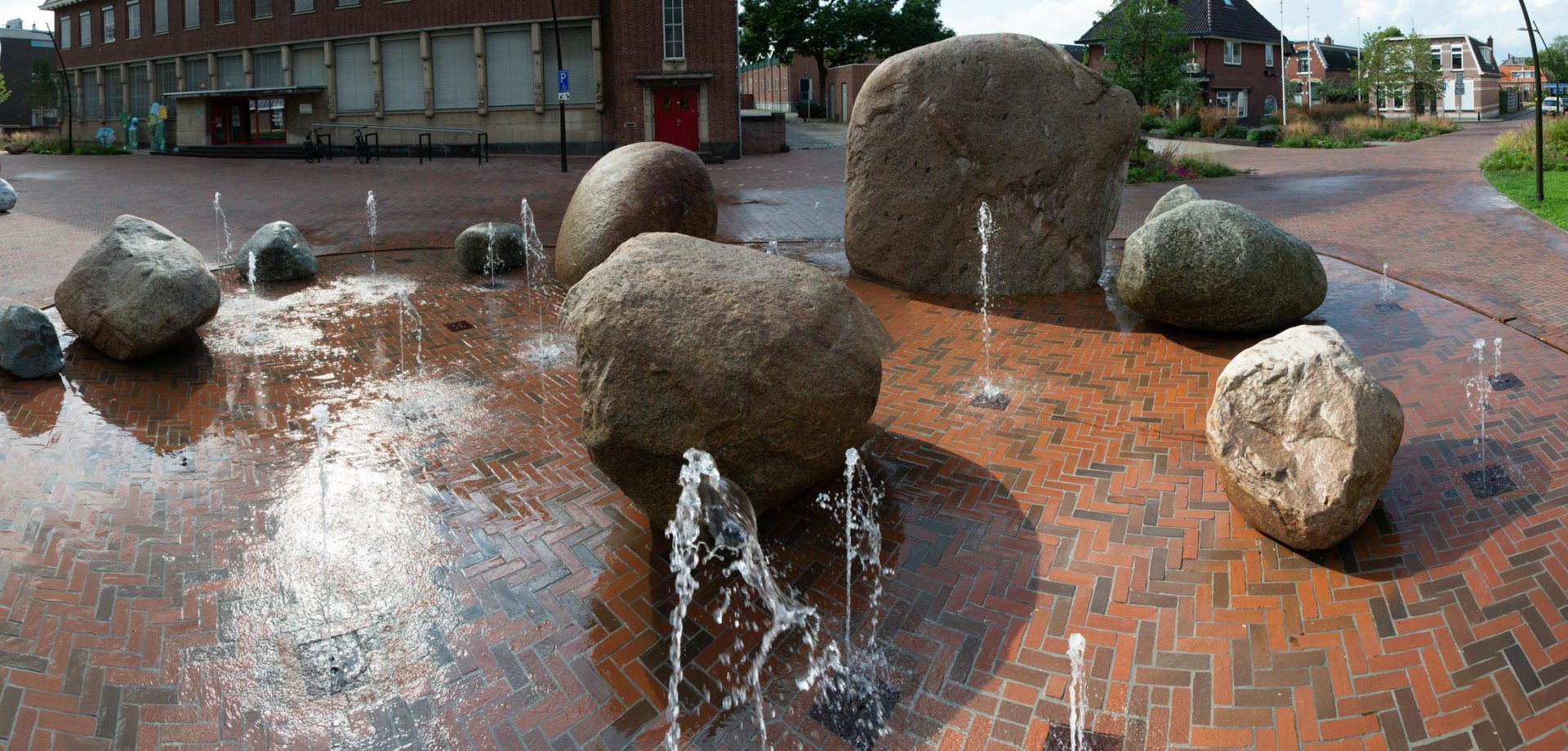bedriegertjes, fontein, fonteinen, spuiters, nozzels, nozzle, fonteinspuiter, gemeente, plein, stad, hittestress, spelen, plein, pleinen, kinderen, vermaak, spel, verkoeling, warm, water, stad, stedelijk, architectuur, urban, design, aannemer, gemeentelijk, inrichting, openbare ruimte, park, verharding, natuursteen, zuivering