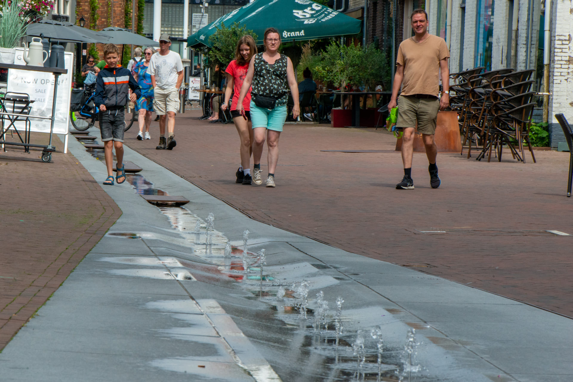 apeldoorn, markt, klimaatstraat, klimaat, stad, centrum, winkelstraat, straat, hittestress, fontein, warmte, stedelijk, natuursteen, water (25) Fonteinen in de klimaatstraat Apeldoorn