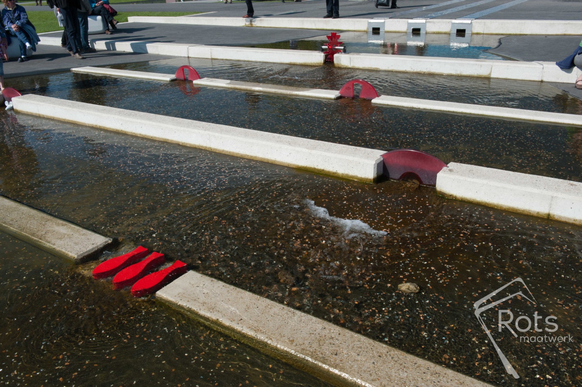 floriade-2012-water-speel-delta-waterspelen-dam-sluis-kinderen-spelen-waterspeel-object-arcadis-rots-maatwerk-fontein-fonteinen-kunstwerk-dammetjes-wat-7