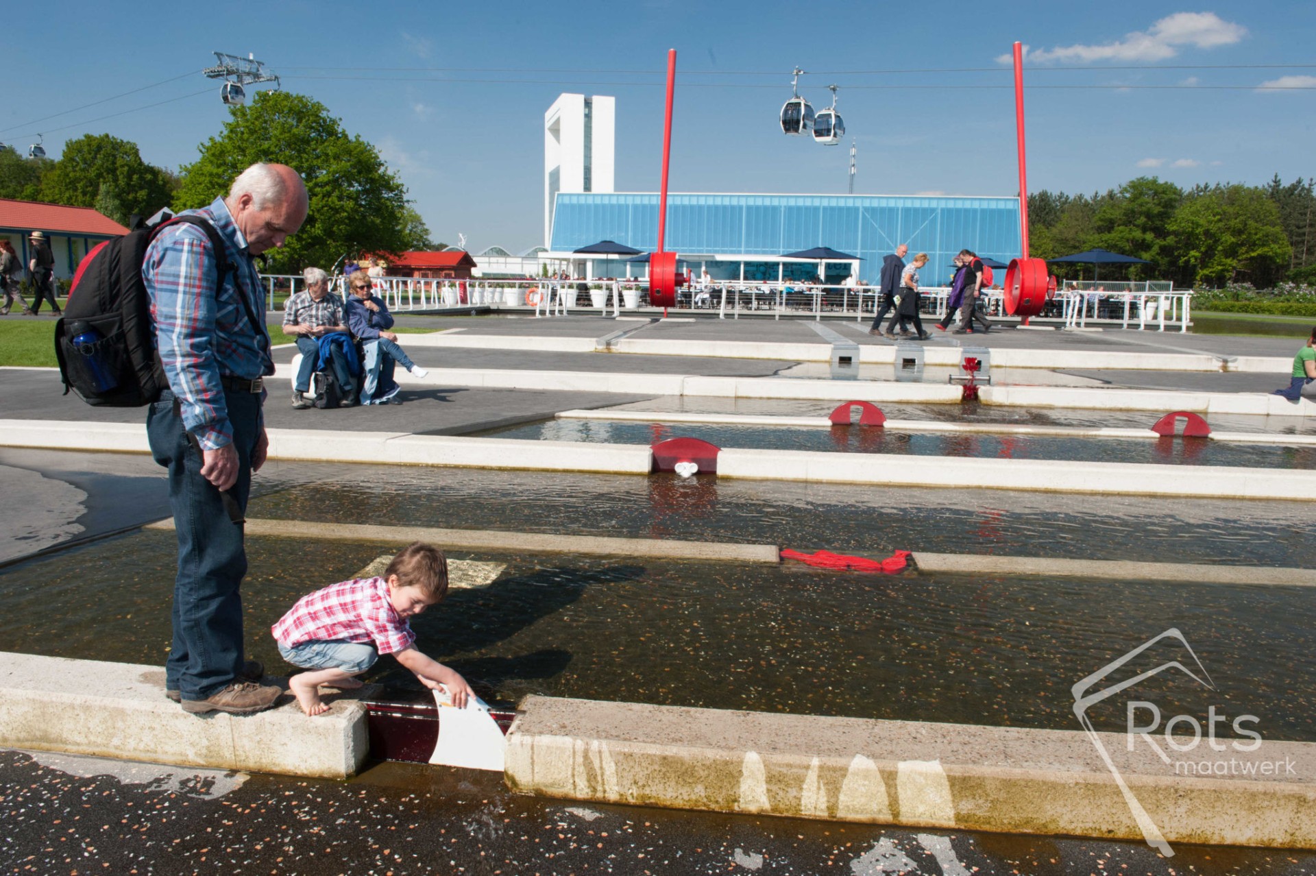floriade-2012-water-speel-delta-waterspelen-dam-sluis-kinderen-spelen-waterspeel-object-arcadis-rots-maatwerk-fontein-fonteinen-kunstwerk-dammetjes-wat