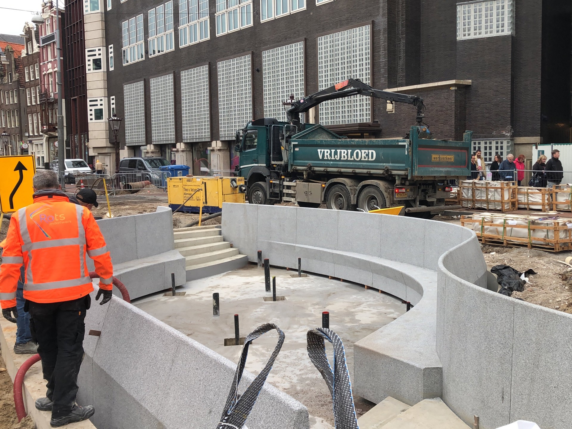 aanleg fontein fonteinbouwer fonteinenbouwer aannemerij GWW fonteintechniek aannemer fonteinenleverancier, fonteintechniek, bedriegertjes, bouwen, maken, plein, stad, gemeente turnkey, bouwteam, put, grondwerk, natuursteen
