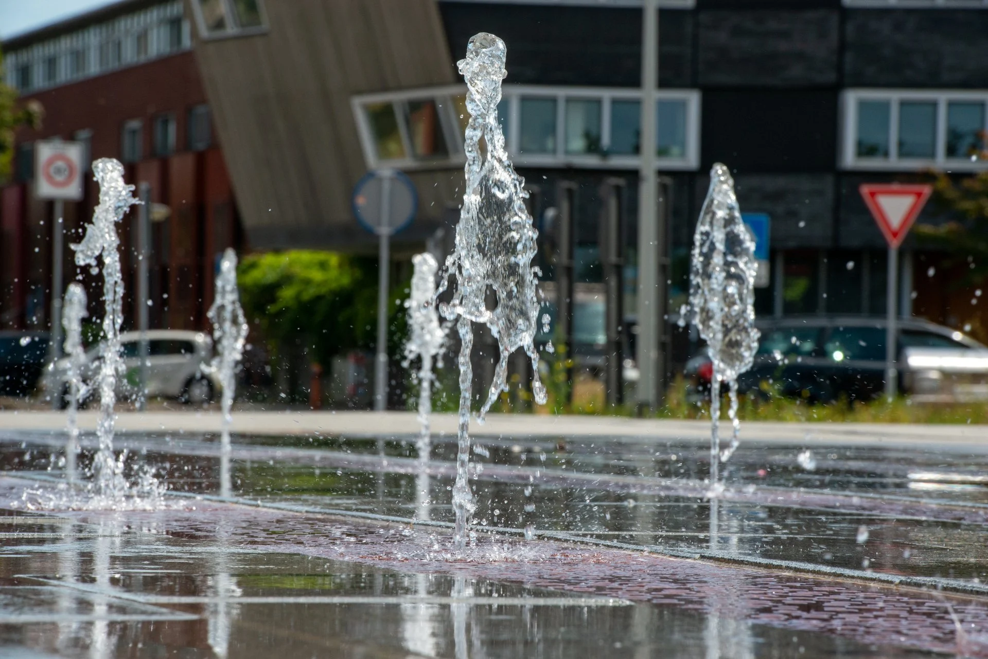 Fonteininstallatie Ecuplein Amsterdam 4 Fonteinstralen spuiten op het natte plein bij de cortenstalen goot op het Ecuplein in Amsterdam