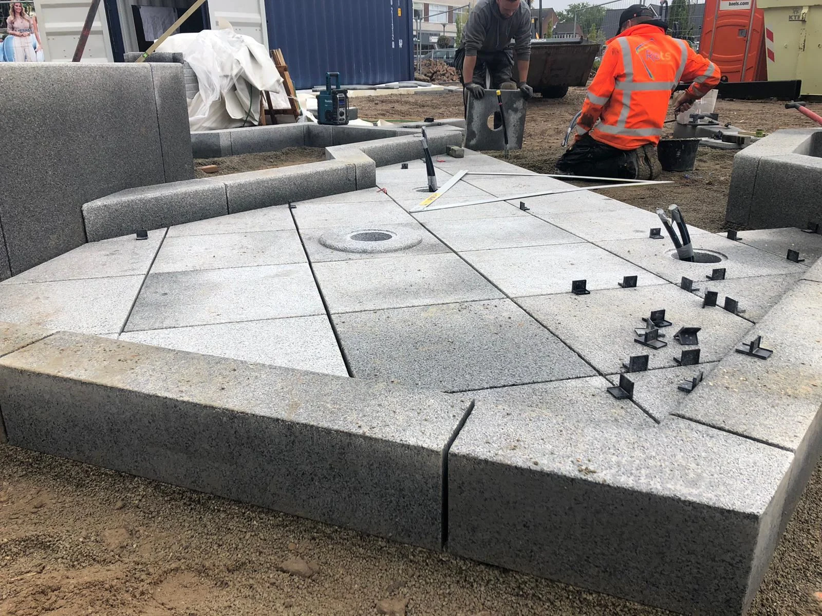 Fonteinrenovatie IJsberenfontein Dieren 4 Natuursteen en graniet worden aangelegd tijdens de renovatie van de ijsberenfontein in Dieren