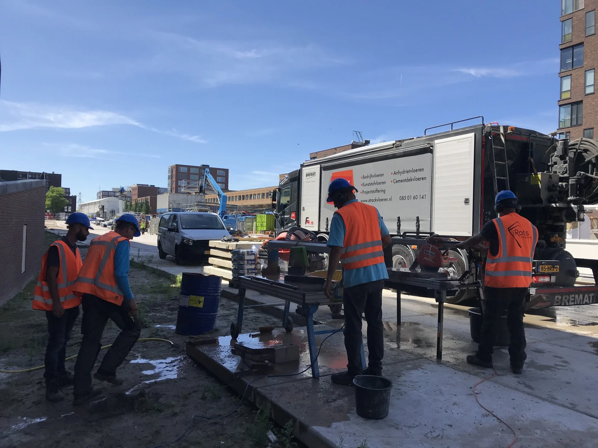 fontein fonteinen aanleg realisatie aannemer maken bouwen plein gemeente stad aannemerij leverancier waterkunstwerken fonteintechniek natuursteen (15) Monteurs aan het werk op de bouwplaats van het dakwaterelement bij Jonas in IJburg