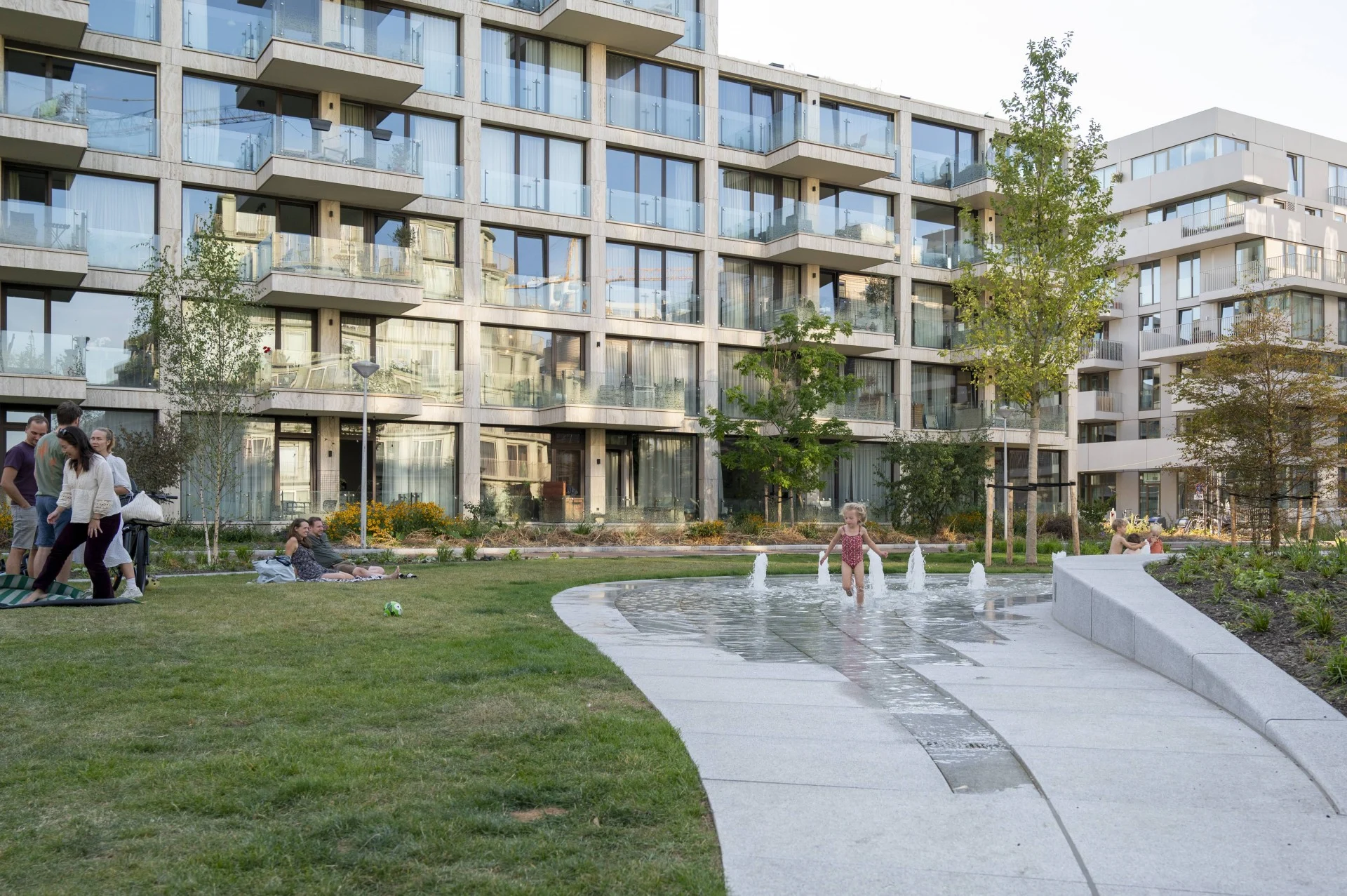 Fonteintechniek Buurtplein Overhoeks 6 Bewoners wandelen langs de slingerende natuurstenen fontein in het park van Buurtplein Overhoeks