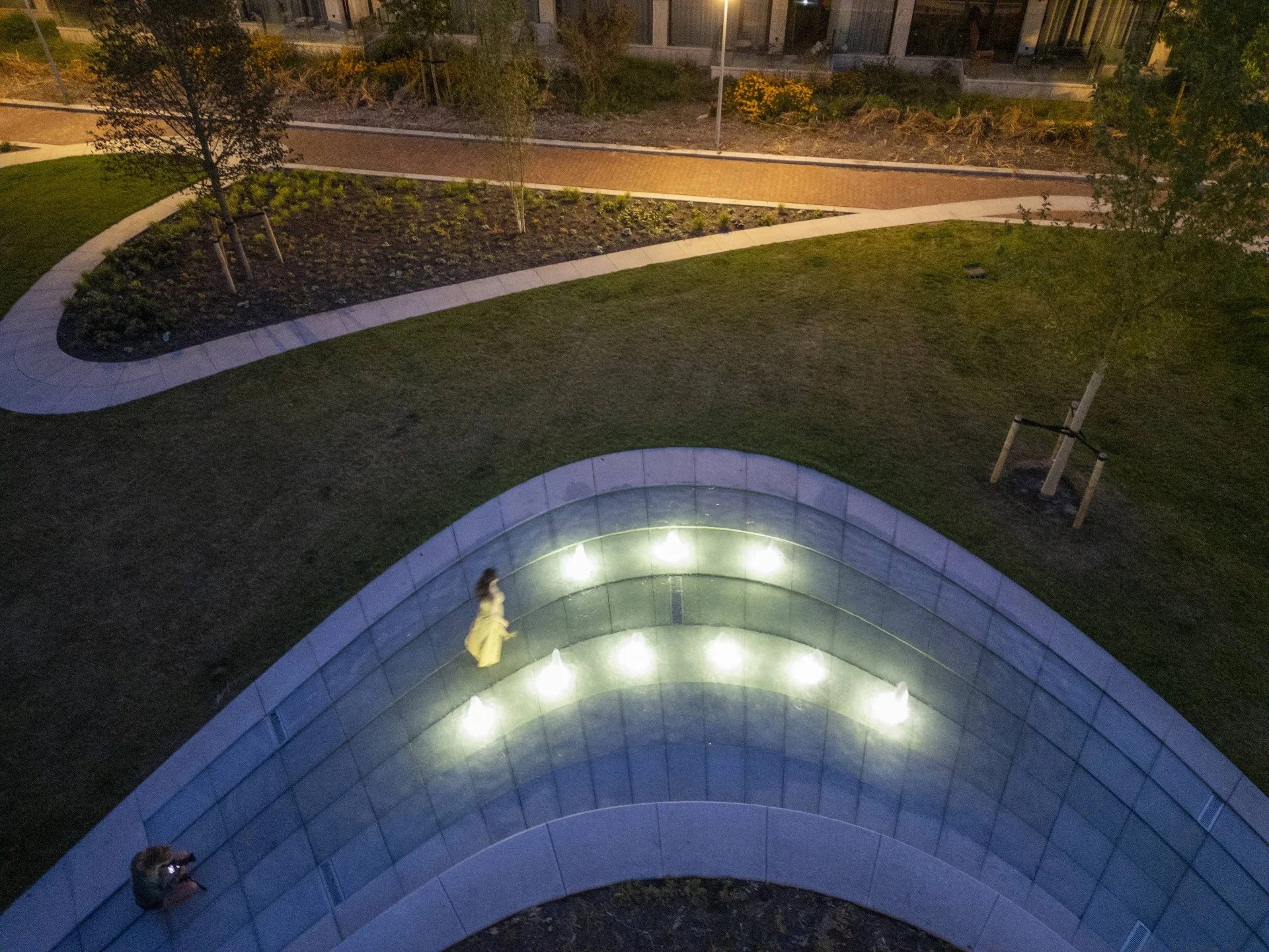 Fonteintechniek Buurtplein Overhoeks 4 Verlichte boog met ledverlichting in de avond bij de fontein op Buurtplein Overhoeks