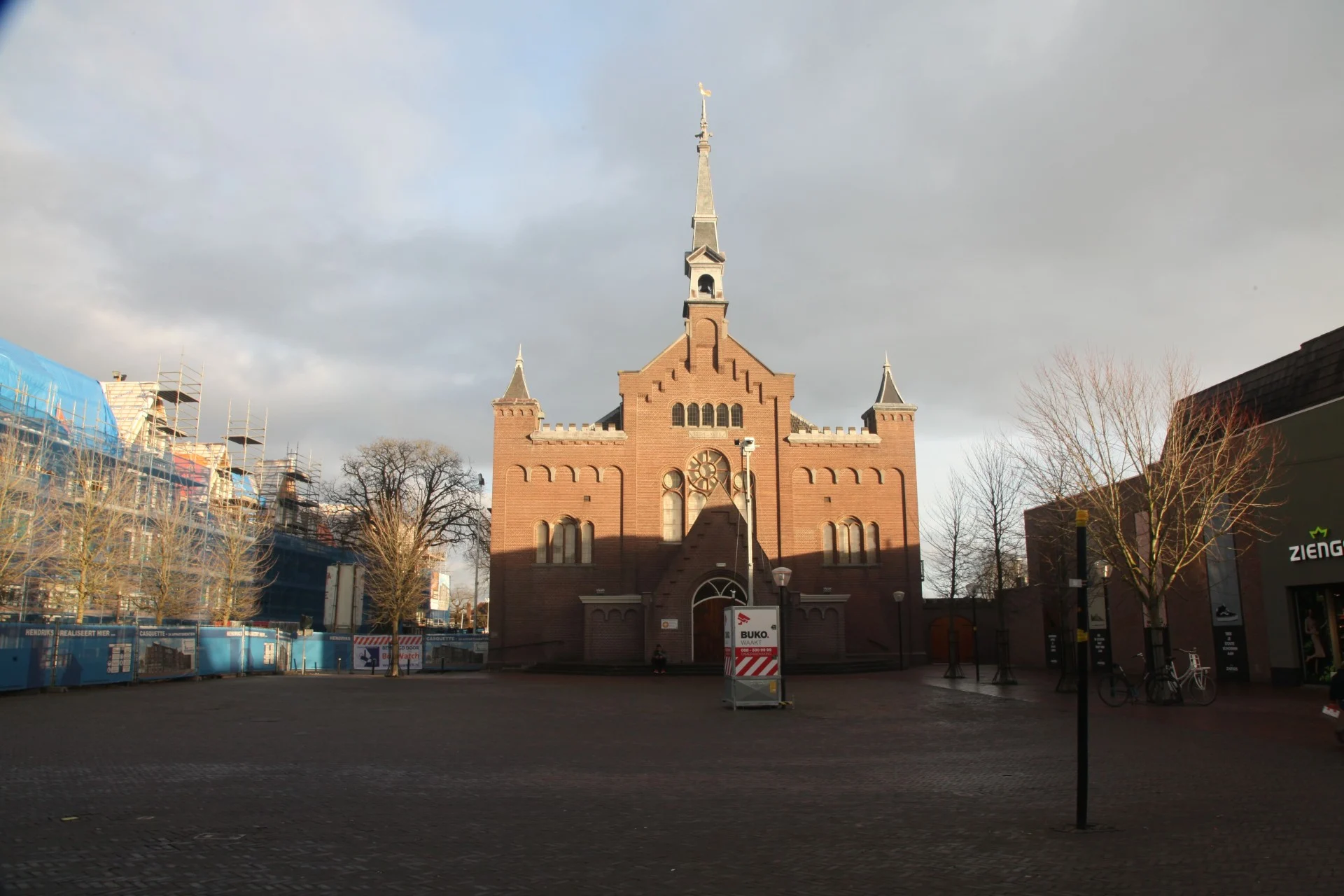 De kerk aan het Kerkplein in Hoogeveen vóór de herinrichting