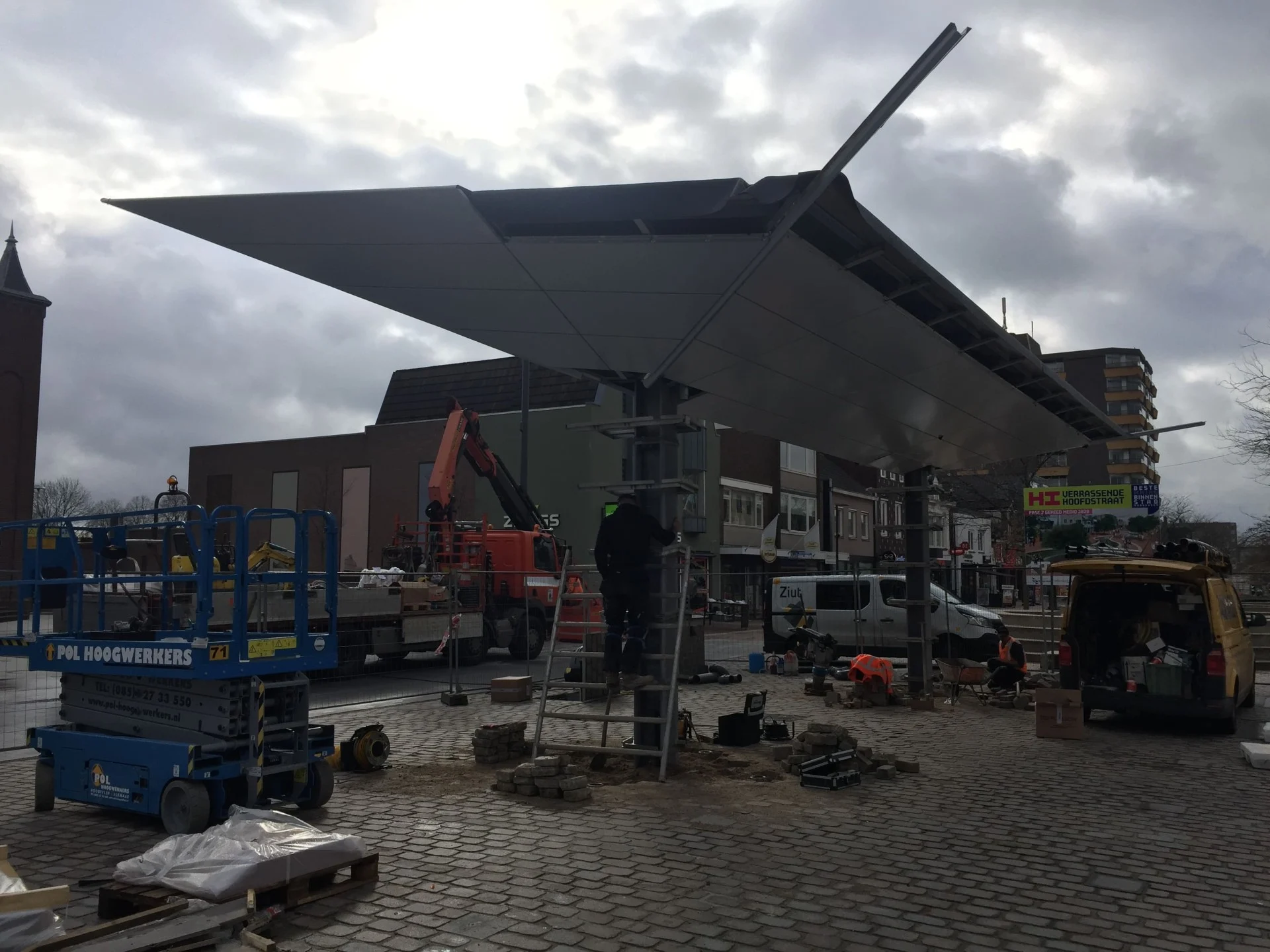 De spiegelkraan wordt gemonteerd op het Kerkplein in Hoogeveen