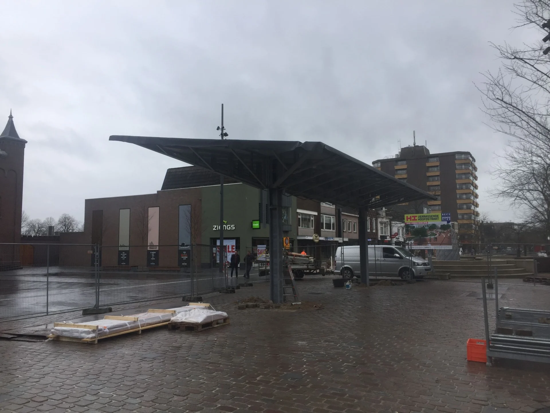 De spiegelkraan staat op het Kerkplein in Hoogeveen tijdens de bouw van het plein