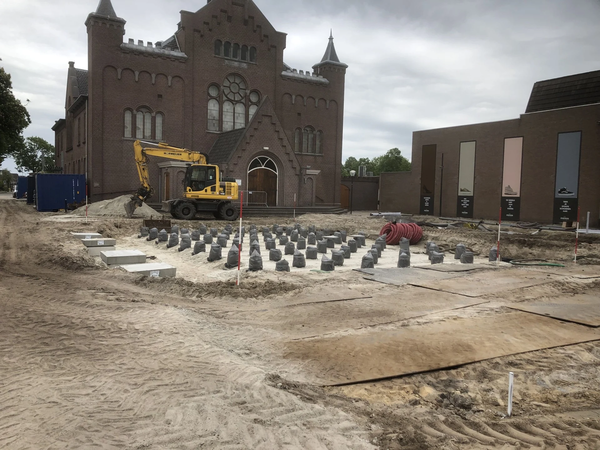 De bouwput met de fundering voor de spuiters voor de kerk op het Kerkplein in Hoogeveen