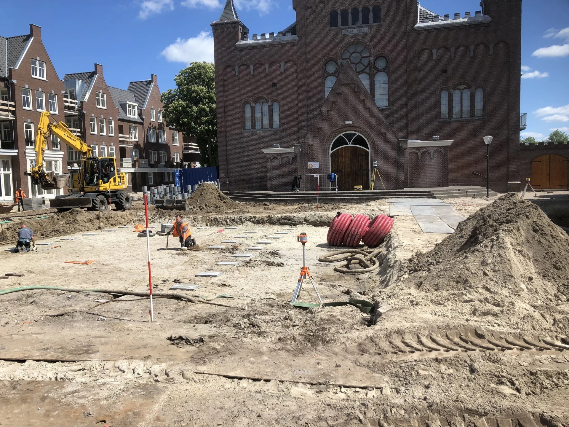 Leidingen en de fundering voor de fonteinen voor de kerk op het Kerkplein in Hoogeveen