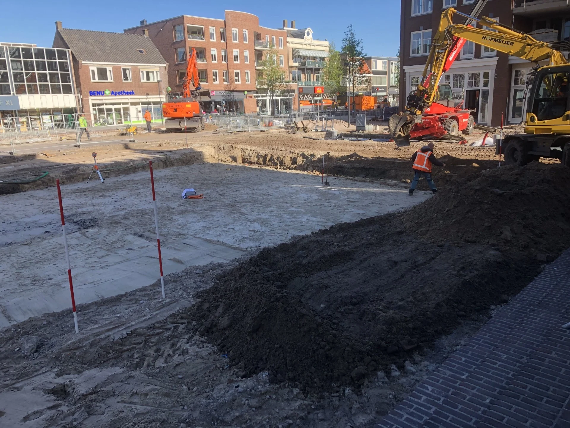 Een graafmachine bij de bouwput van het fonteinplein op het Kerkplein in Hoogeveen