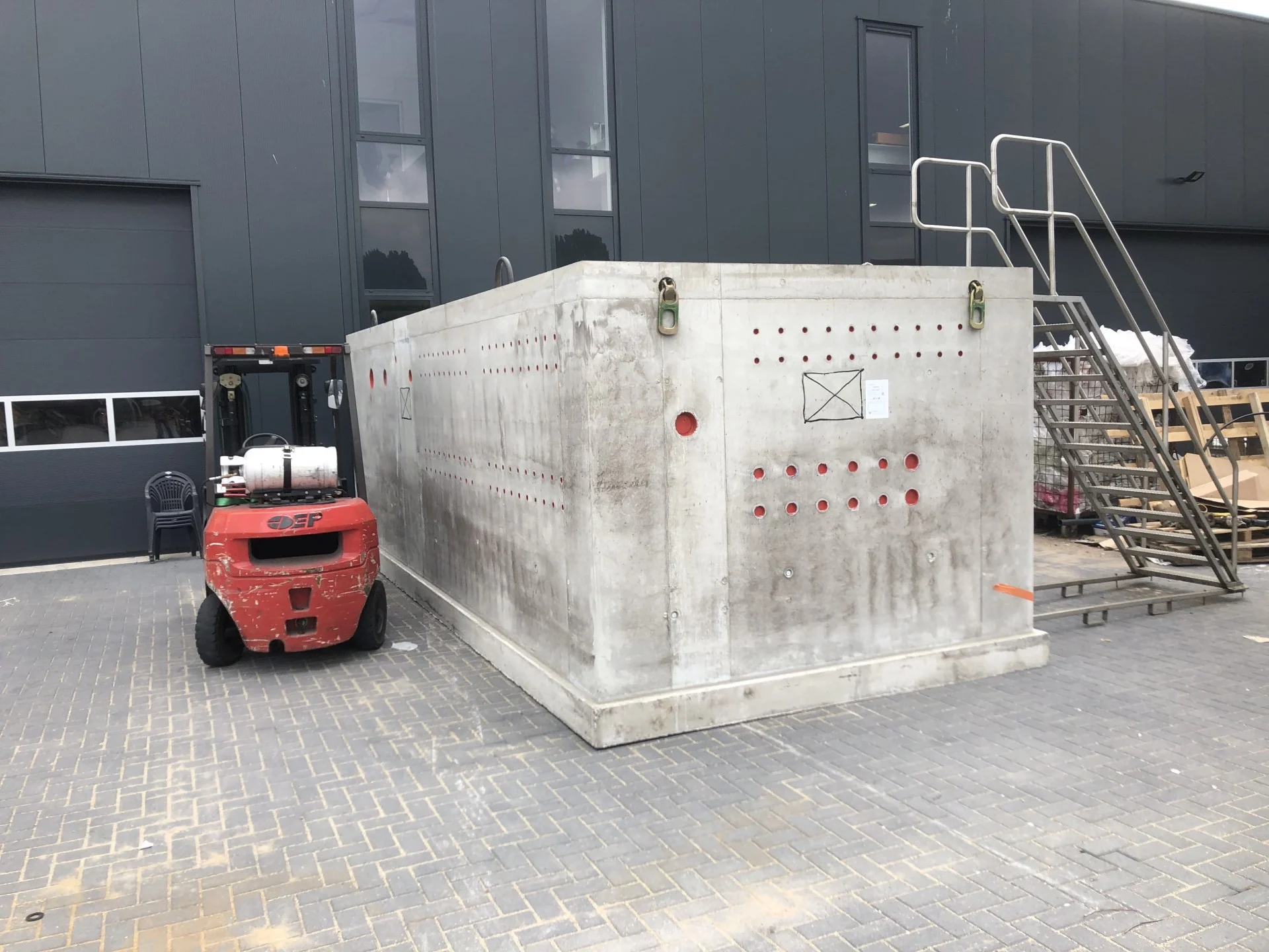 De betonnen combikelder staat klaar voor transport naar het Kerkplein in Hoogeveen