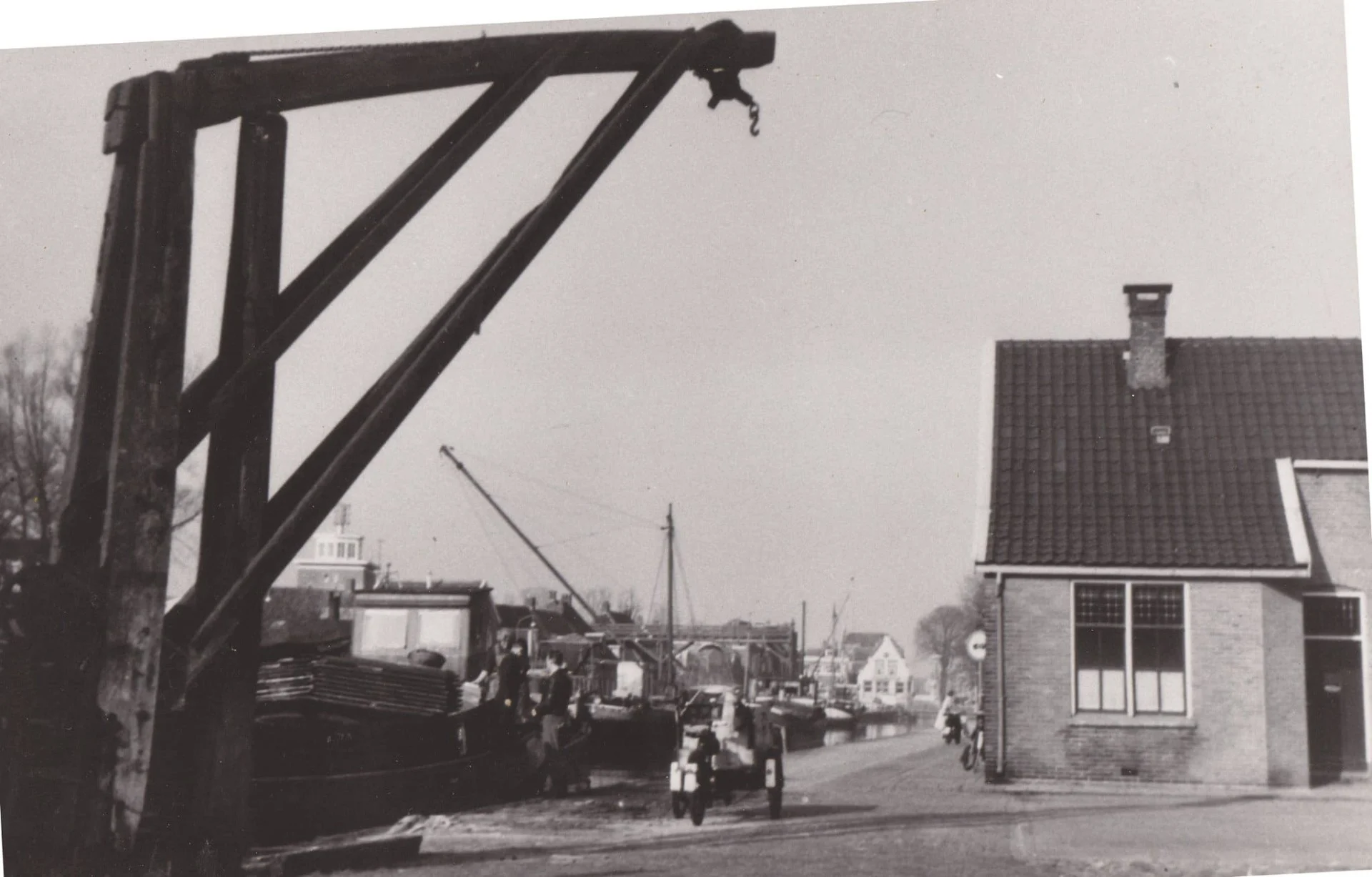 Historische foto van een walkraan bij het water in Hoogeveen