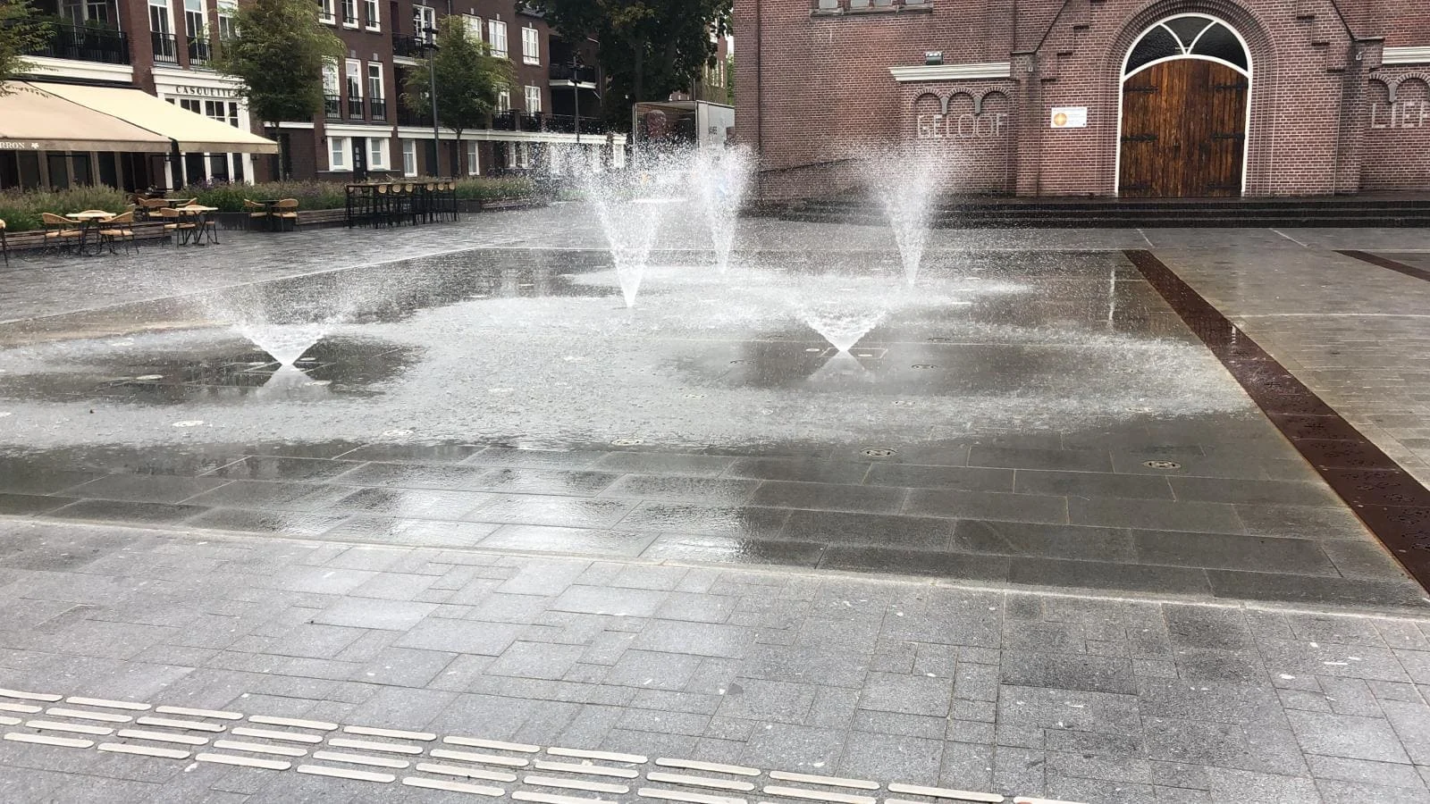Fonteinen en nevelfonteinen bij het spiegelvlak voor de kerk in Hoogeveen