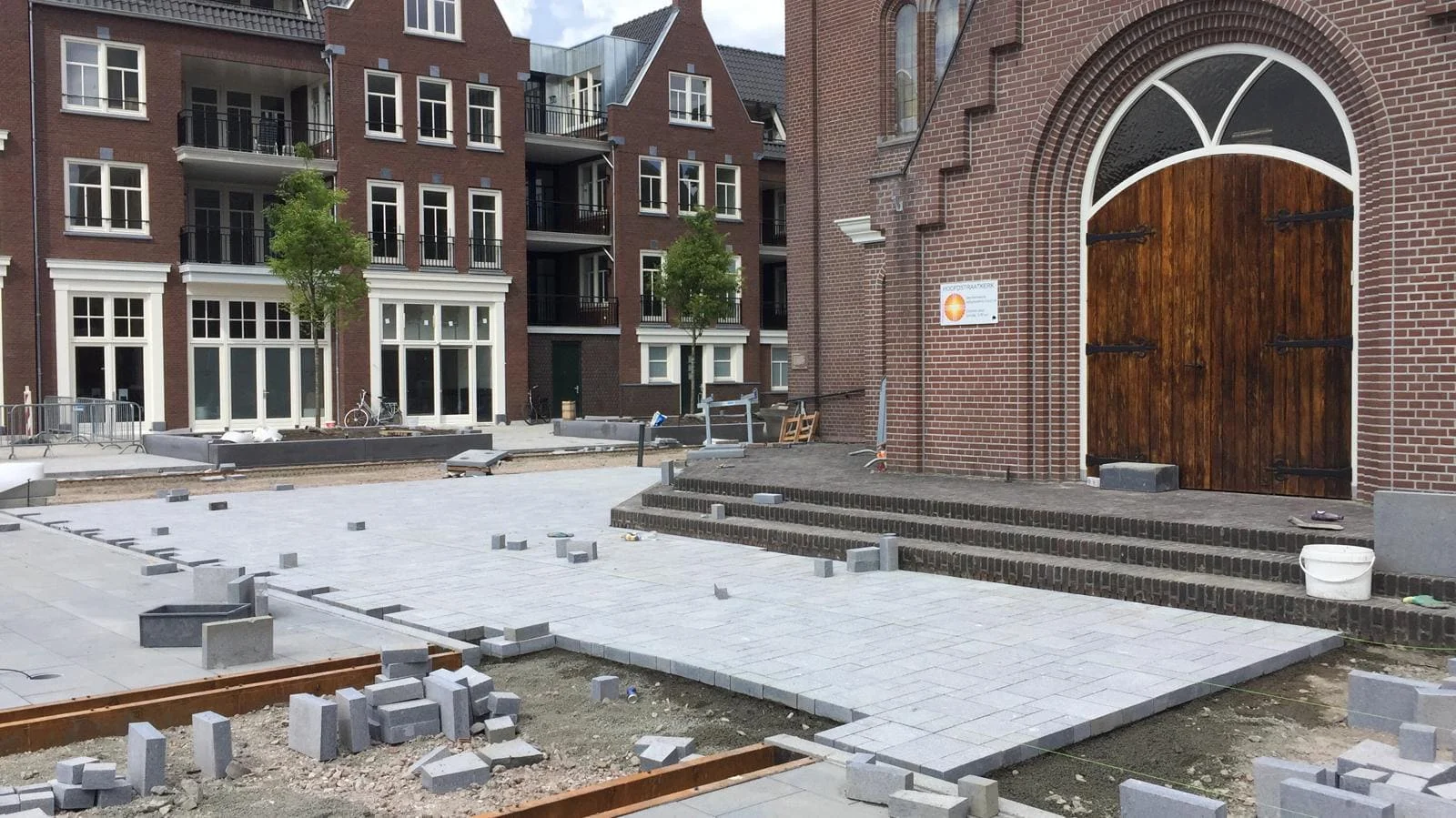 Het Kerkplein in Hoogeveen tijdens het bestraten, met de kerk op de achtergrond