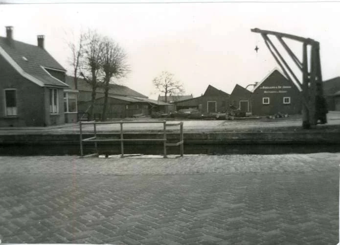 Historische foto van een kade met walkraan in Hoogeveen
