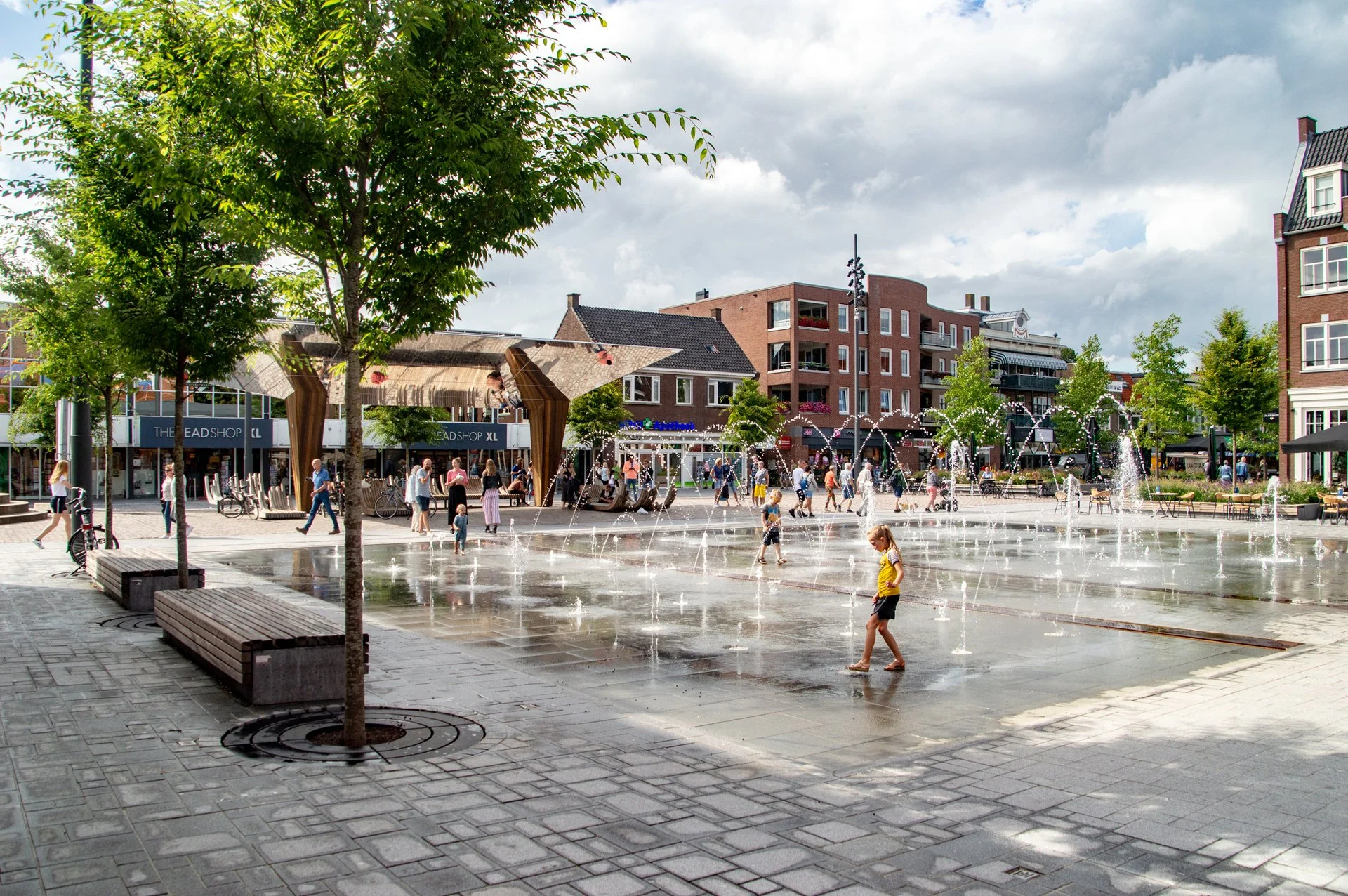 Spiegelvijver met fonteinen op het Kerkplein in Hoogeveen, beeld 1