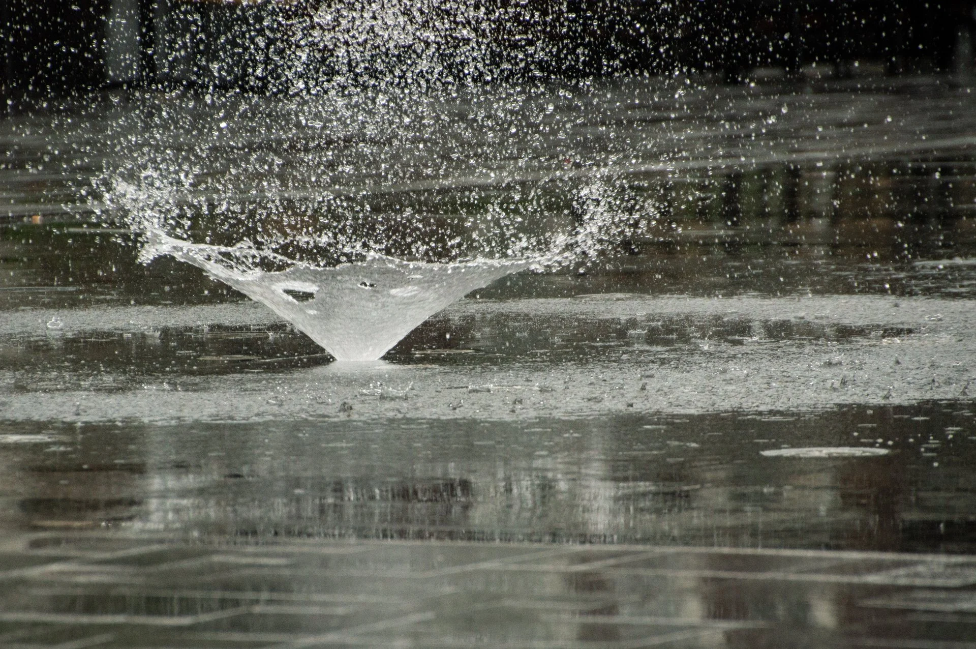 Close-up van een bloemfontein die water omhoog spuit op het Kerkplein in Hoogeveen