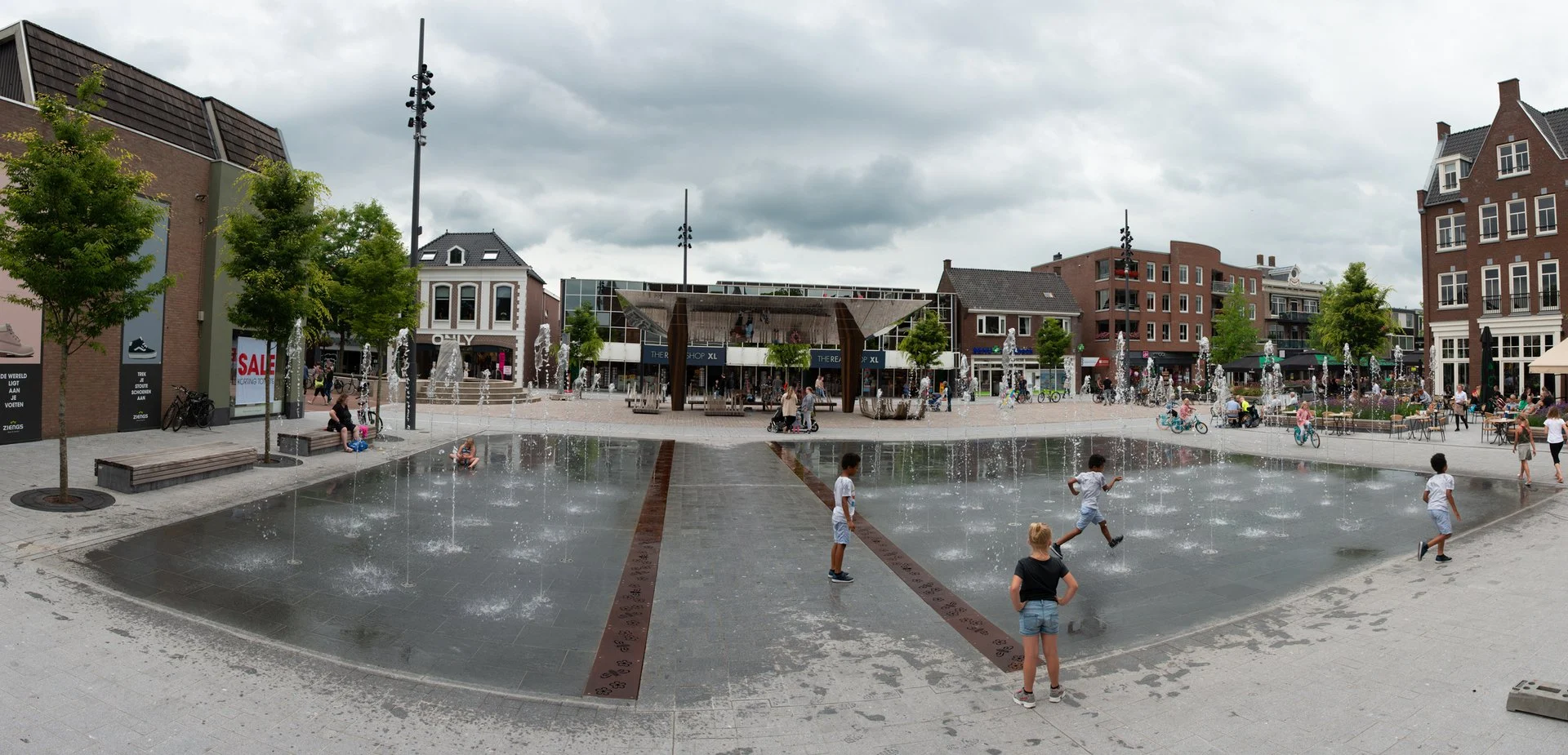 Het spiegelvlak met spelende kinderen en de bebouwing van Hoogeveen op de achtergrond