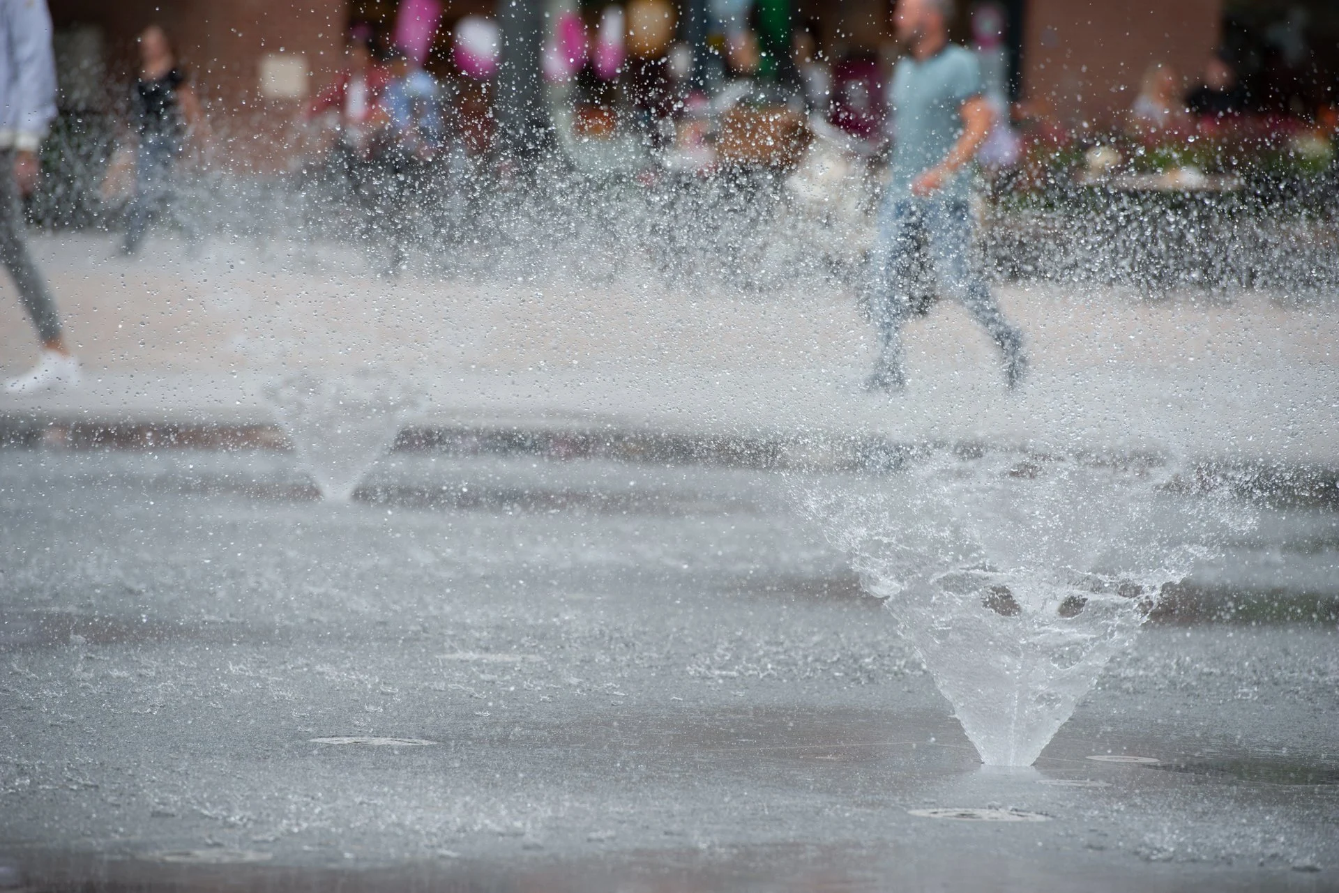 Waterkegels uit de bedriegertjes, met een voetganger op de achtergrond, in Hoogeveen