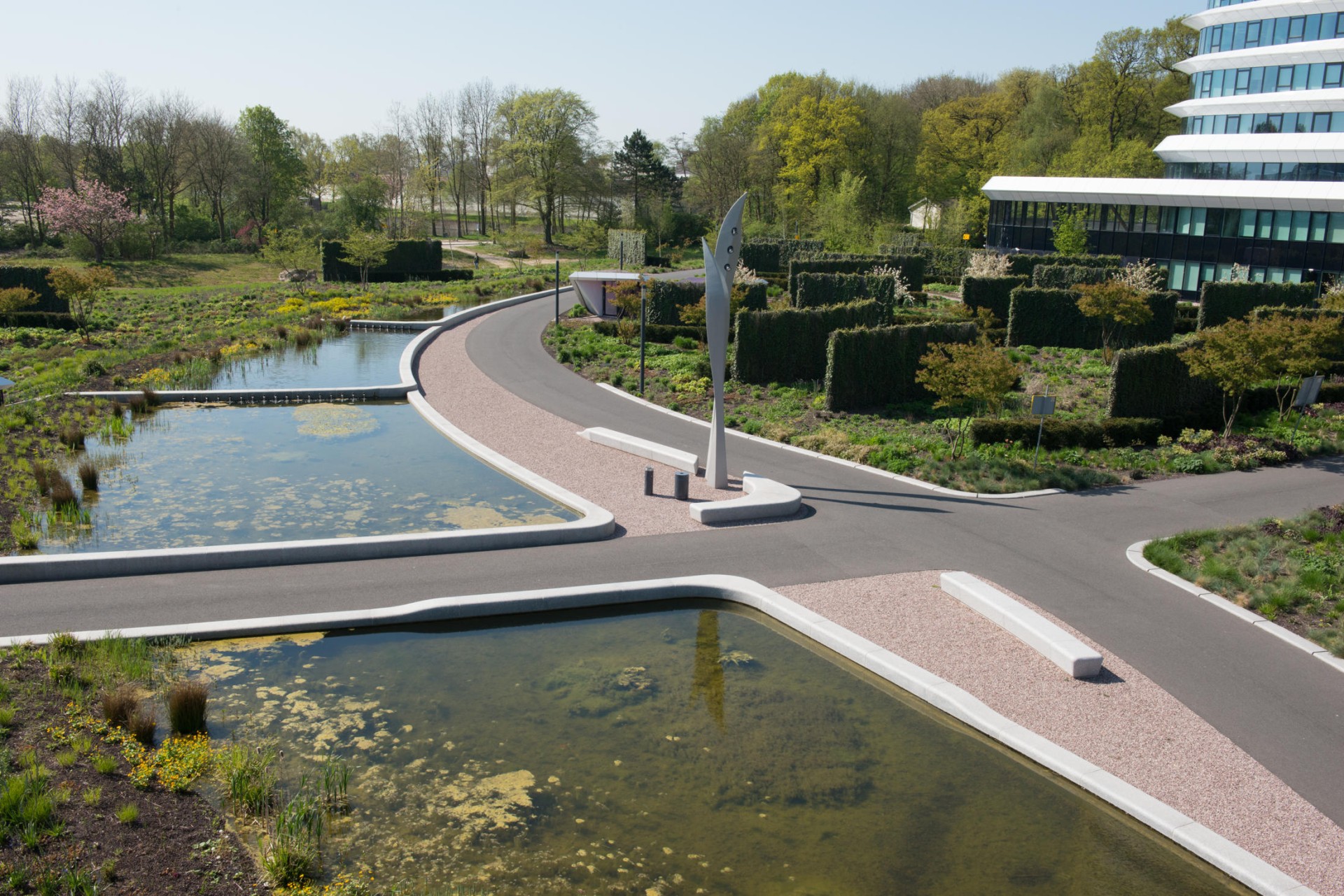 water natuurlijk, biologisch, biofiller, zonder chemicalien, ecologisch, milieu vriendelijk, milieu, goed voor, geen chemicalien, natuur zuiver, helofietenfilter, waterloop, keien, fontein, fonteinen, vijver, waterpartij, planten, zuivering, groningen, DUO, kantoor, Baljon