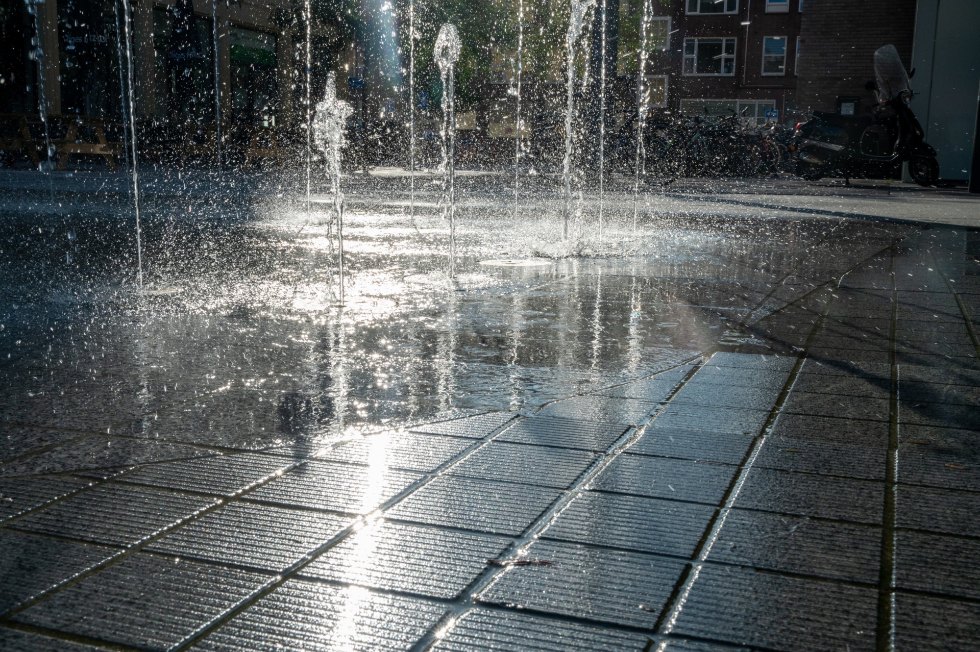 Natuursteen Hart van Zuid Rotterdam. Fonteinen. Waterplein. Bedriegertjes Hart van Zuid.